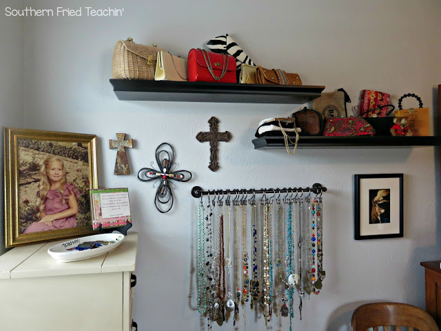 Attention jewelry lovers! Here is an easy DIY idea to organize your jewelry. This is a super simple organization tool for your bedroom, and it looks great too! Looks like a work of art on your wall! Home decor and organization all in one!